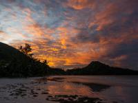Das Farbspektakel am Abendhimmel spiegelt sich im nassen Sand der Anse Volbert - Praslin